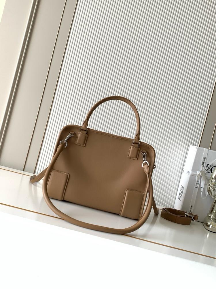 شنطة لويفي Amazona Loewe