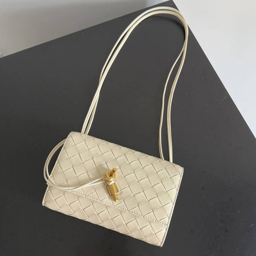 شنطة بوتيغا Andiamo pouch on strap Bottega