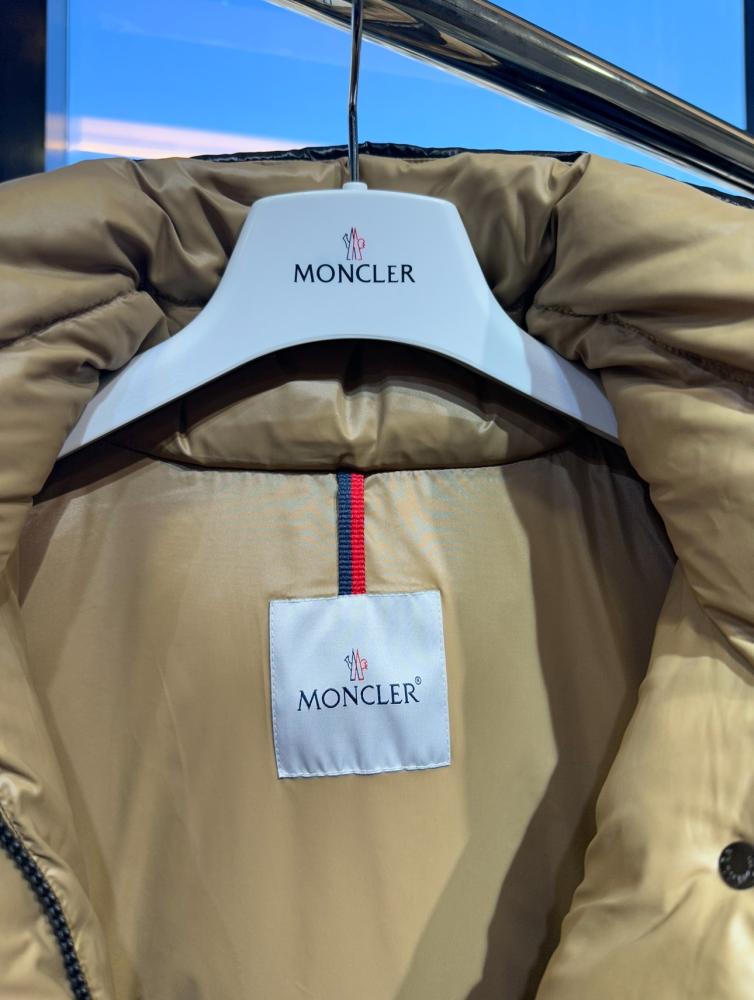 جاكيت Moncler