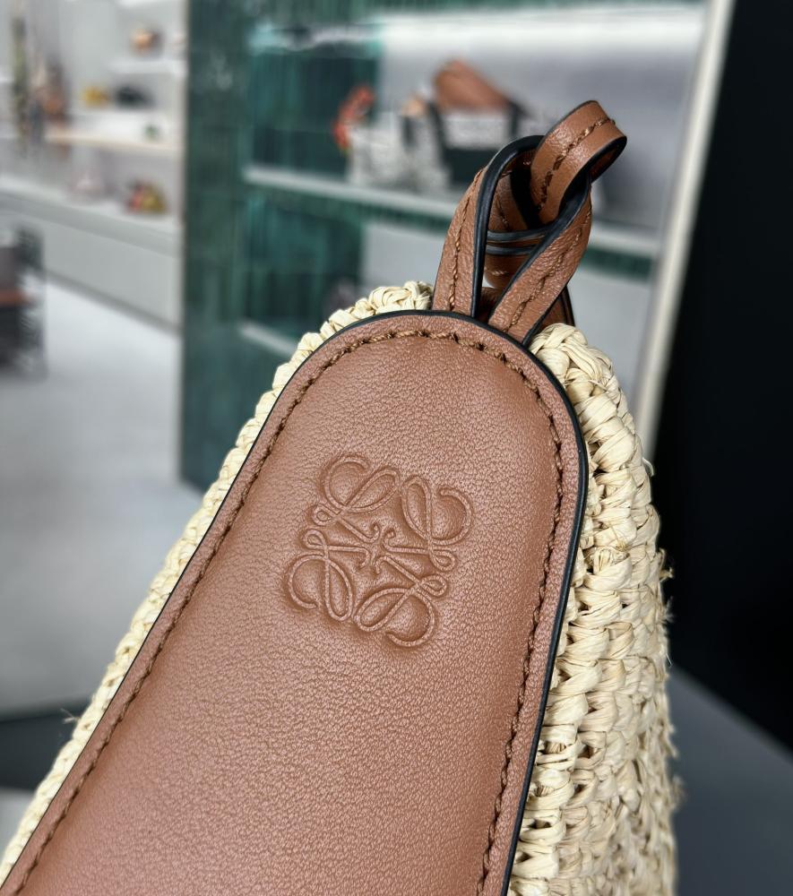 شنطة لويفي Hammock Hobo Loewe