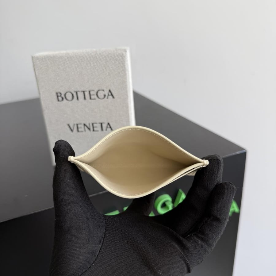 محفظة كارد هولدر بوتيغا Ostrich Leather card holder bottega