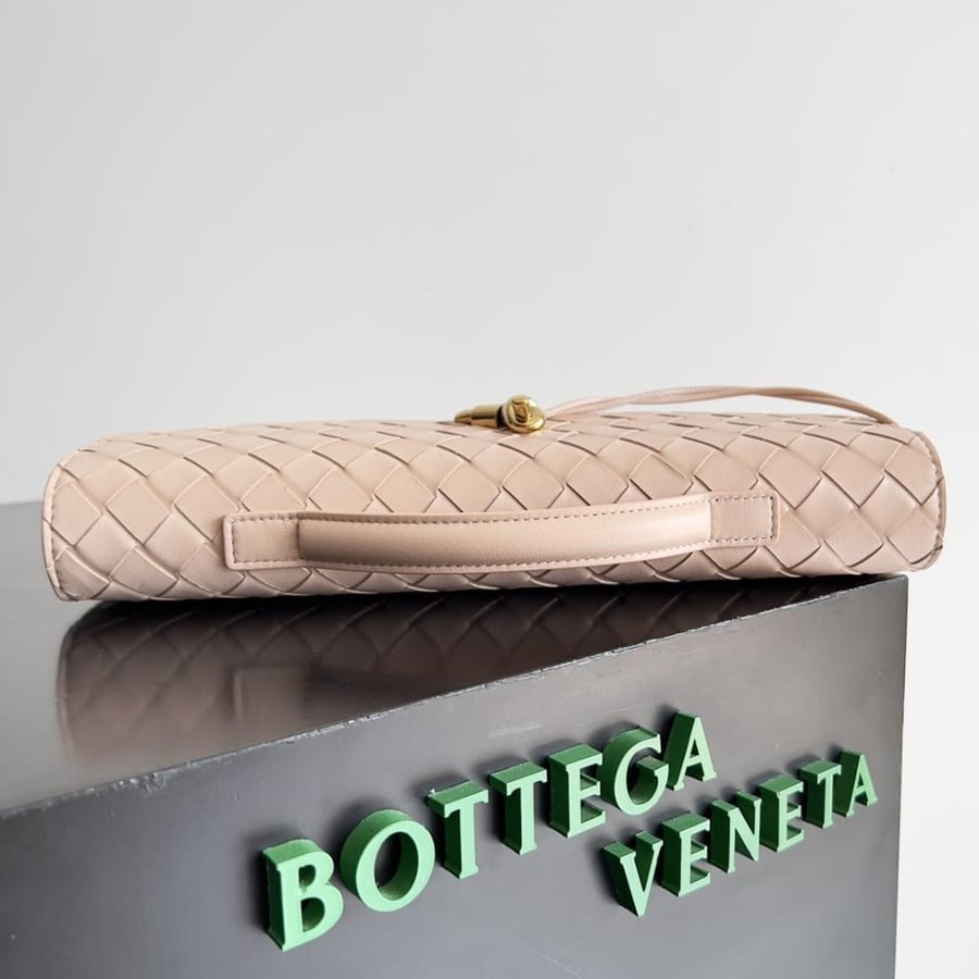 شنطة بوتيغا  Andiamo clutch مقاس 31cm