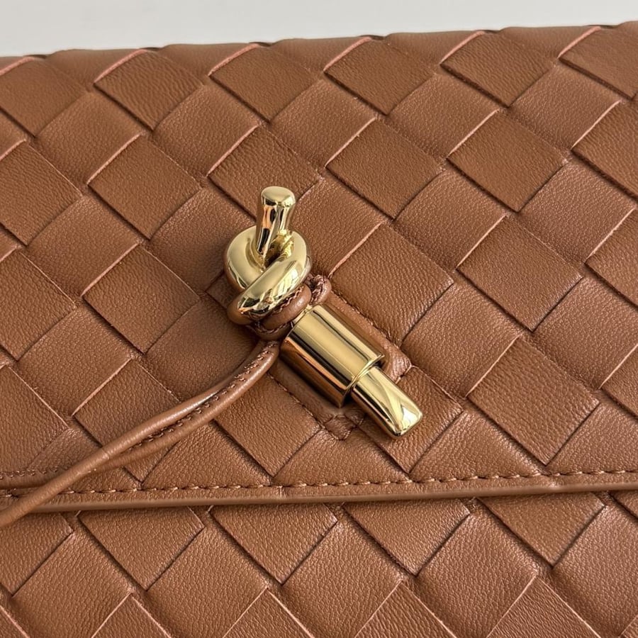 شنطة بوتيغا Andiamo pouch on strap Bottega