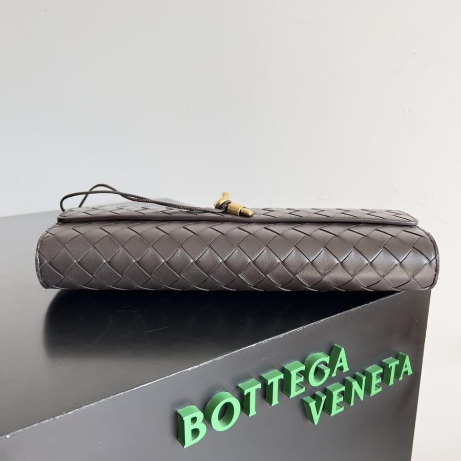 شنطة بوتيغا Andiamo clutch مقاس 31cm