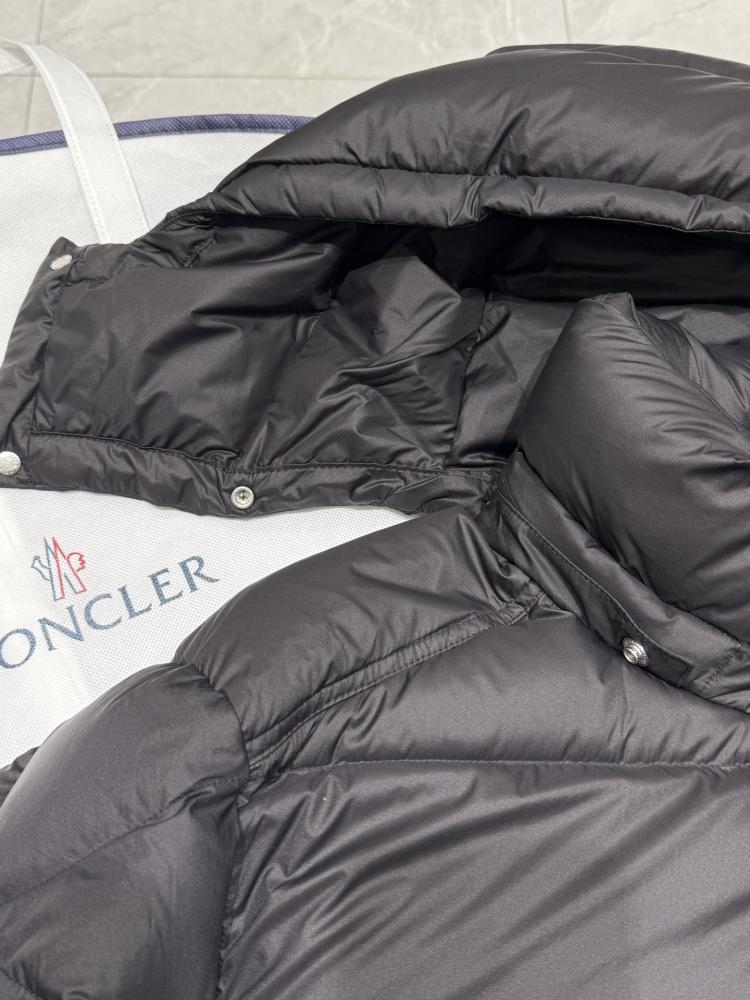 جاكيت Moncler