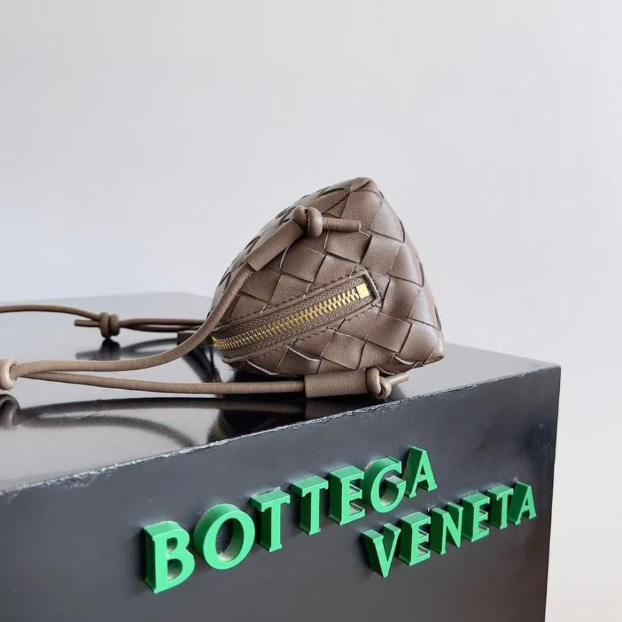 شنطة بوتيغا LNTRECCIATO CONCERT POUCH مقاس 18.5