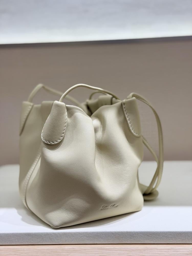 شنطة لورو بيانا Bale Softy Lora piana مقاس 17 cm