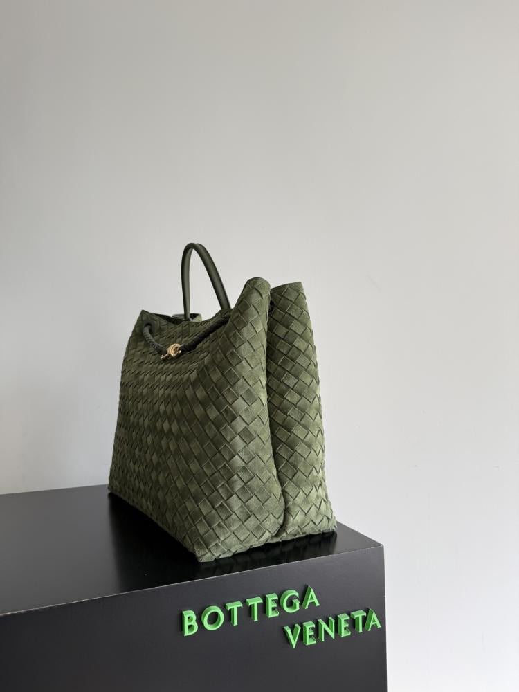 شنطة بوتيغا large Andiamo Bottega