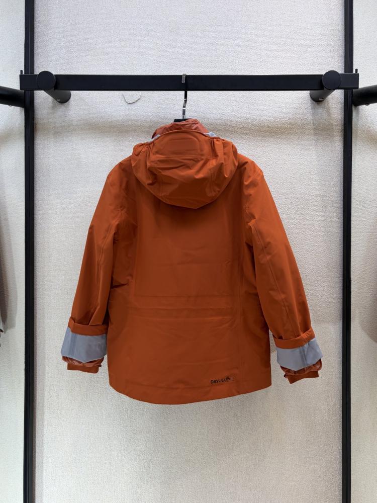 جاكيت Moncler