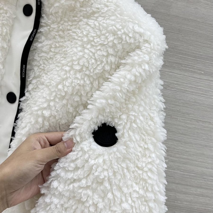جاكيت Moncler