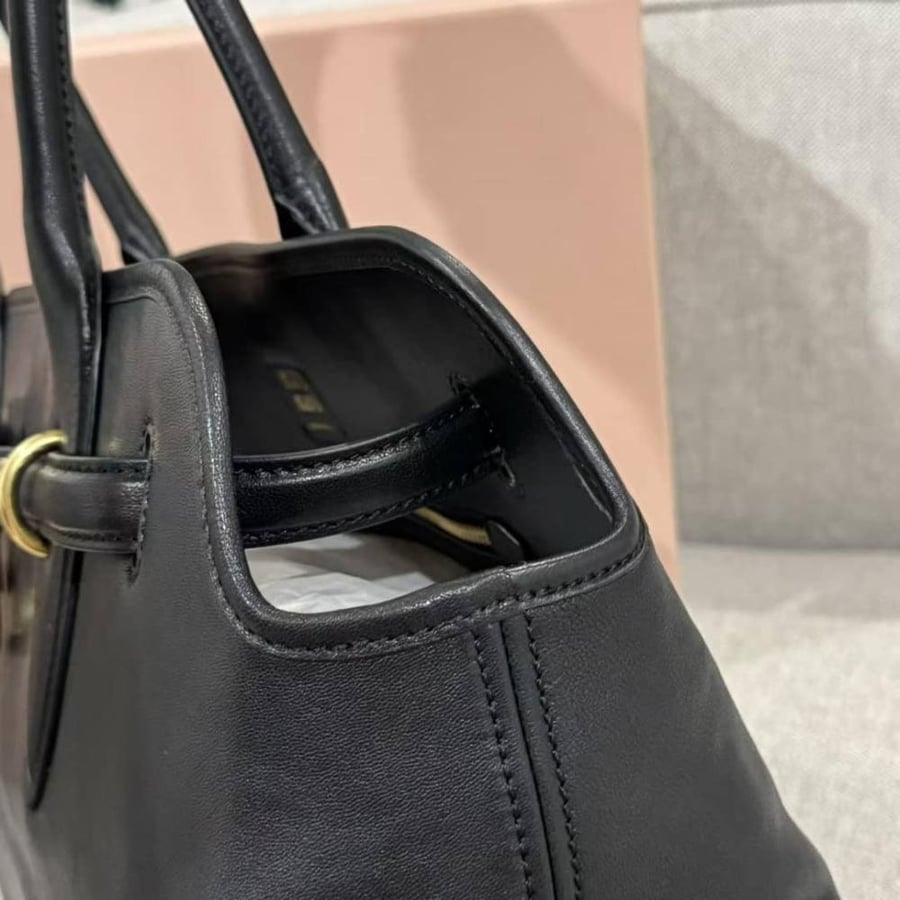 شنطة Miu Miu Aventure  leather top-handle bag