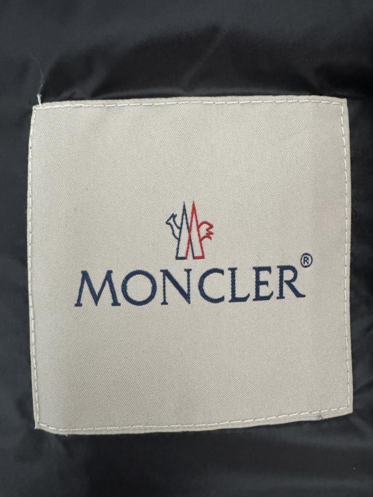جاكيت Moncler