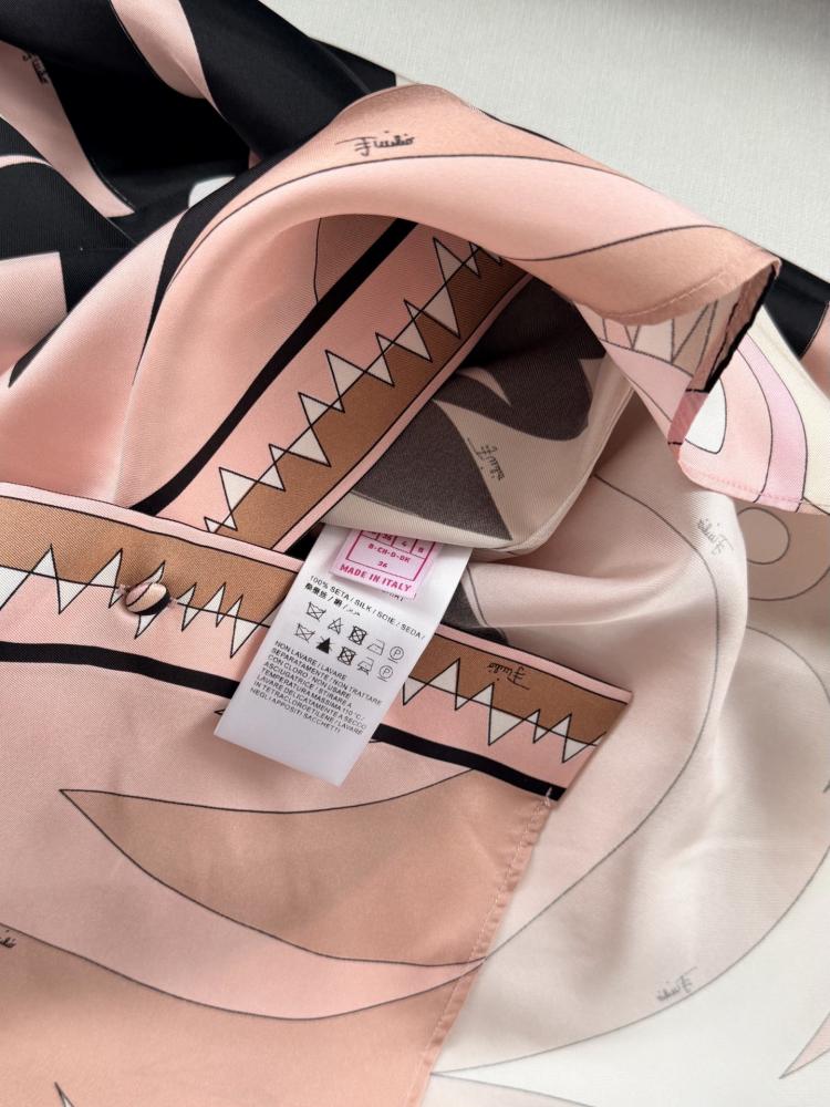 قميص Pucci.