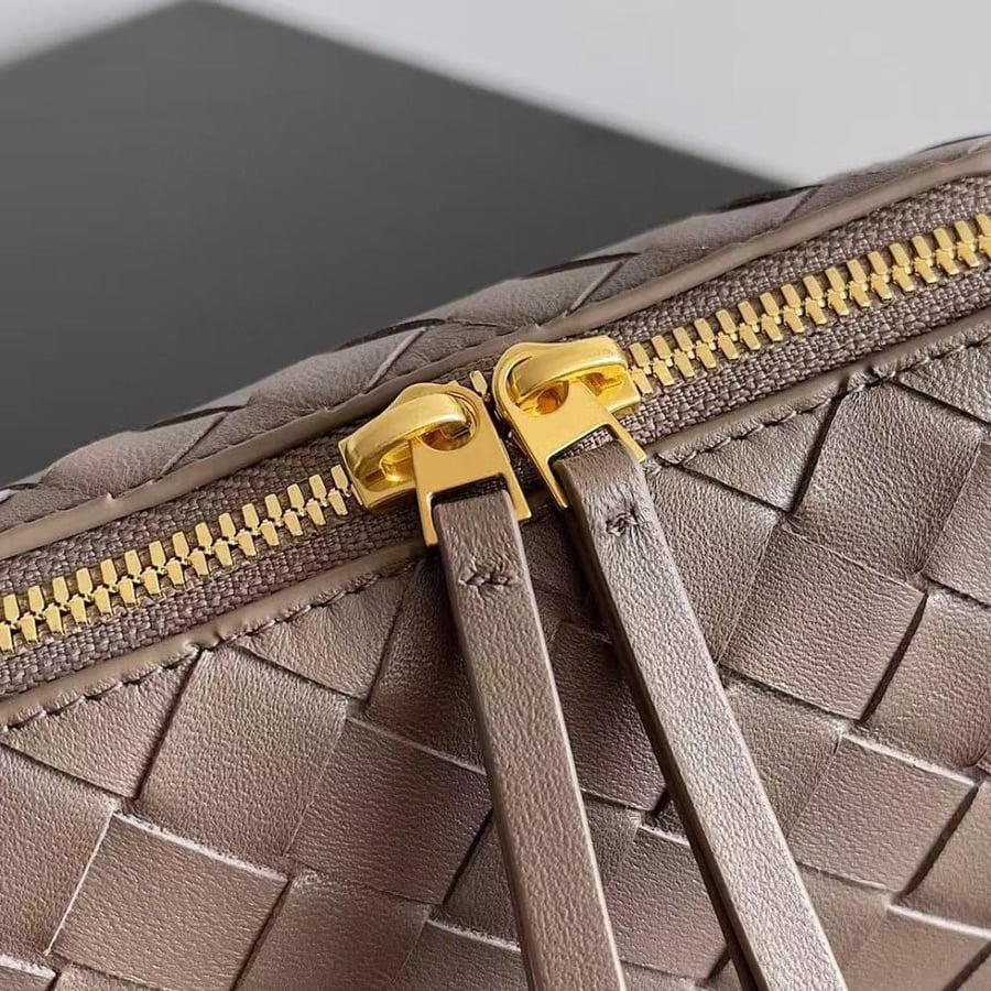 شنطة بوتيغا LNTRECCIATO CONCERT POUCH مقاس 18.5
