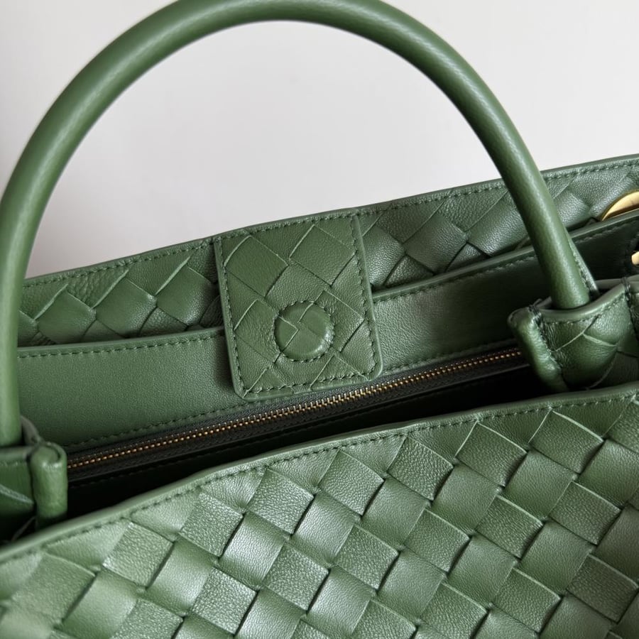 شنطة بوتيغا large Andiamo Bottega