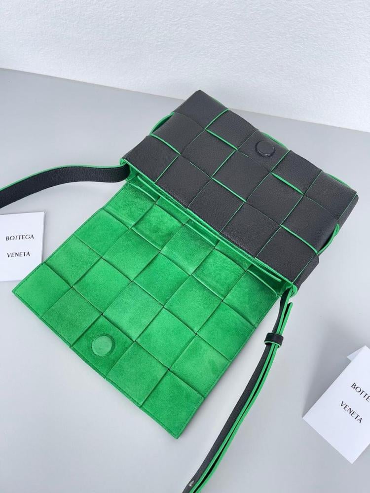 شنطة  بوتيغا Cassette مقاس 23cm