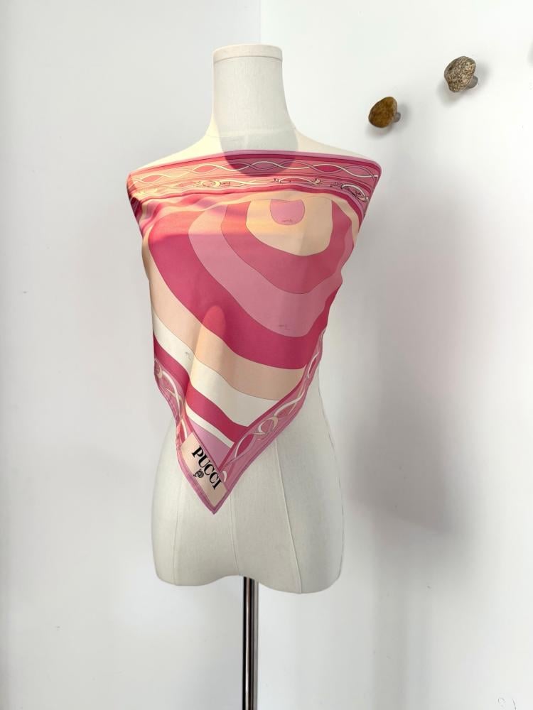 سكارف Pucci