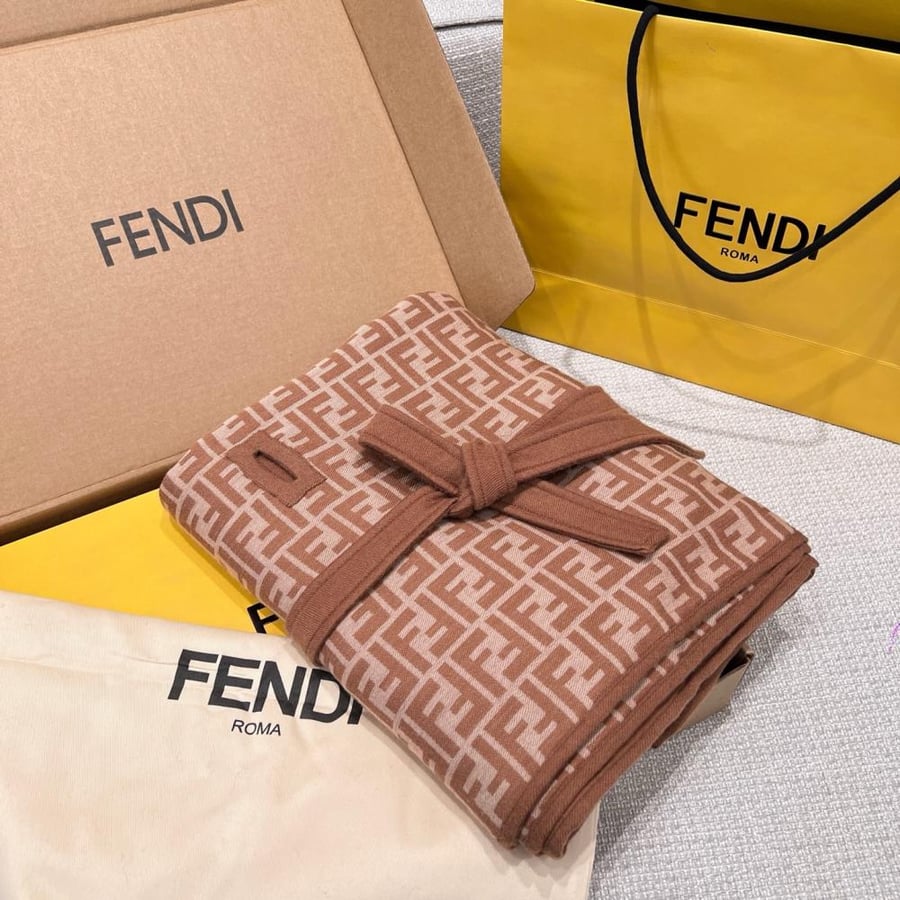 سكارف Fendi