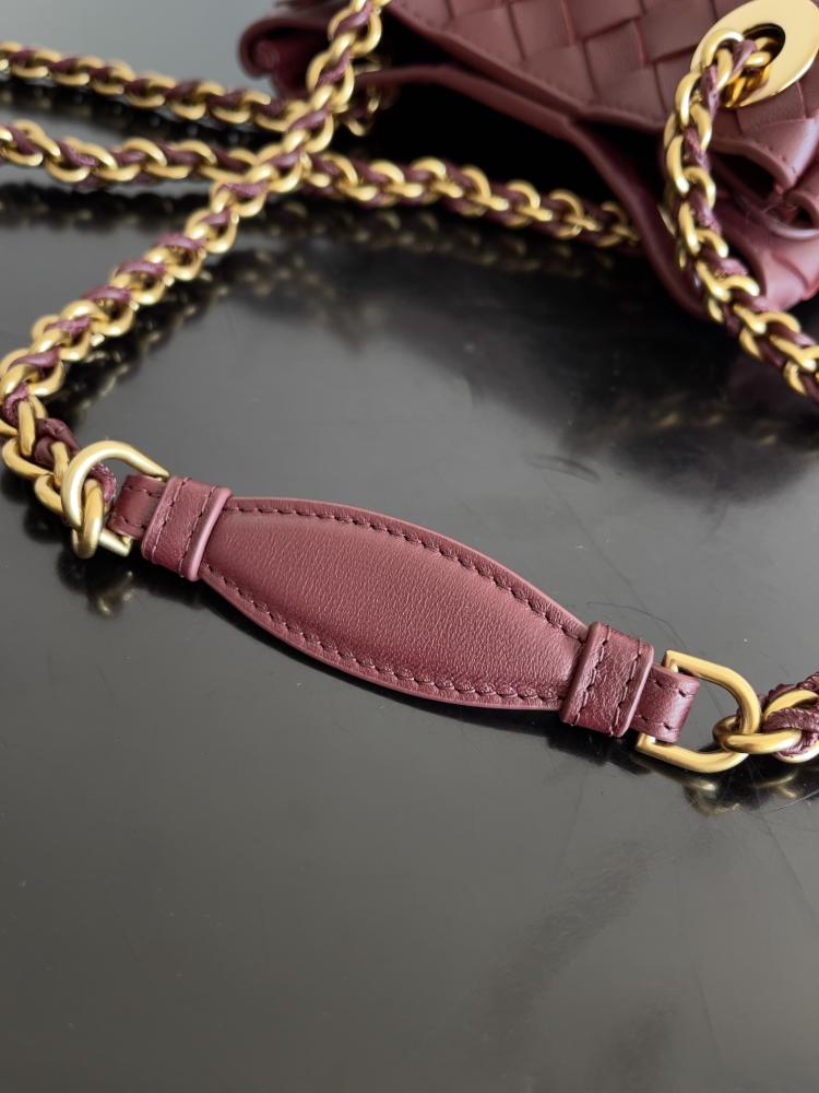 شنطة بوتيغا parachute مقاس 21cm