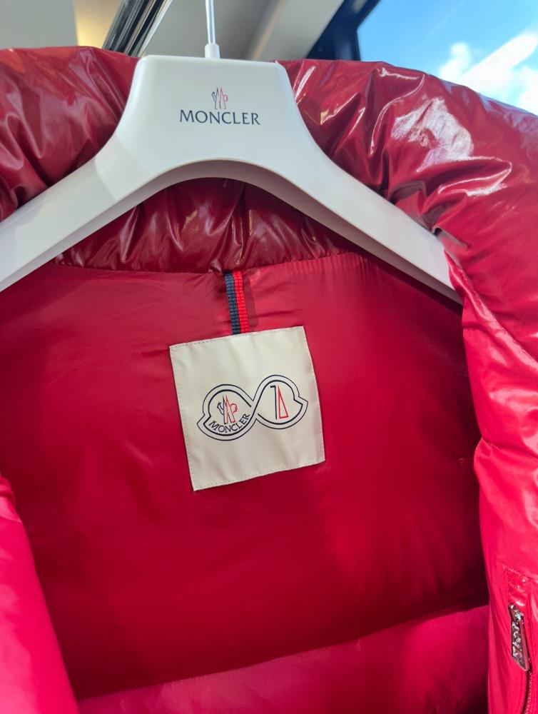 جاكيت Moncler