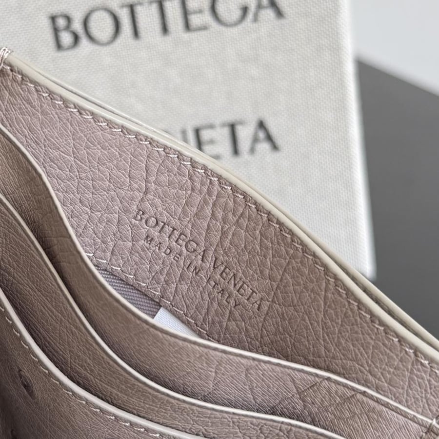 محفظة كارد هولدر بوتيغا Ostrich Leather card holder bottega