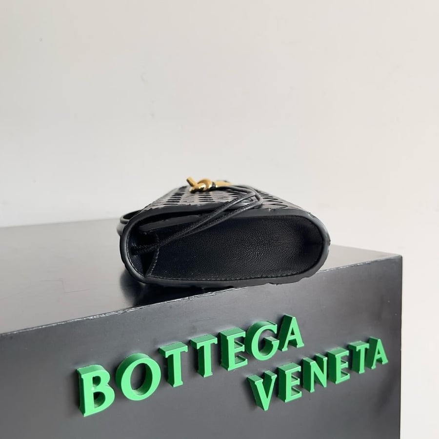 شنطة بوتيغا Andiamo clutch مقاس 31cm