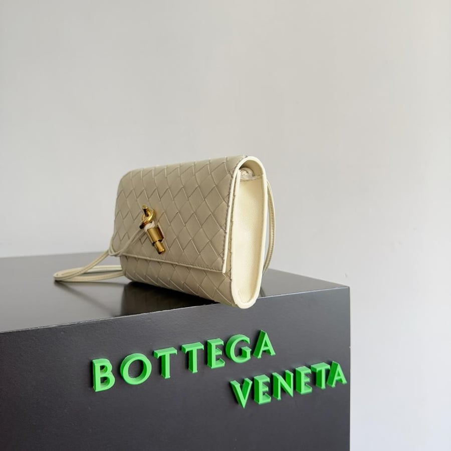 شنطة بوتيغا Andiamo pouch on strap Bottega