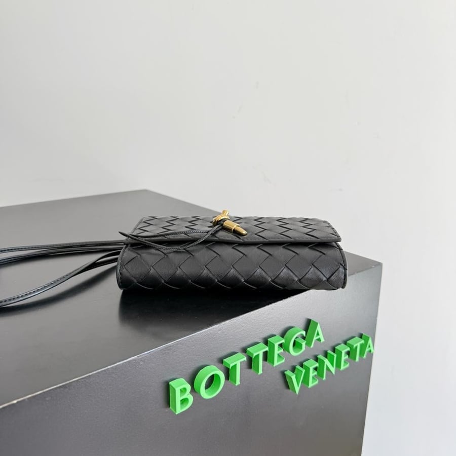 شنطة بوتيغا Andiamo pouch on strap Bottega