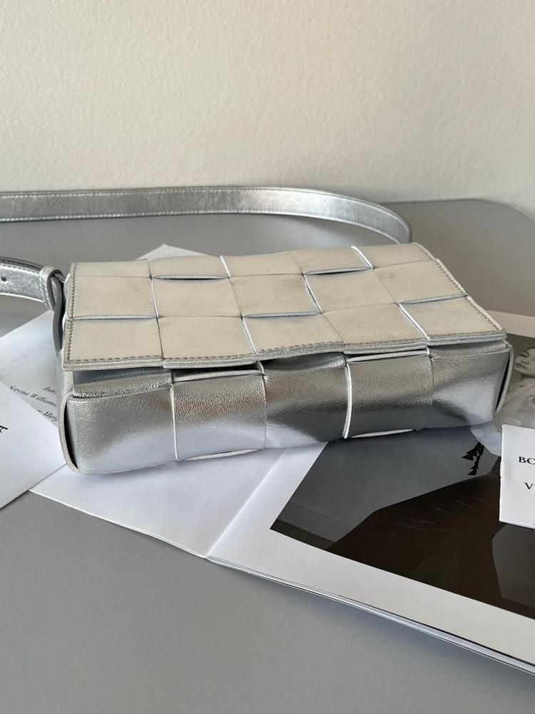 شنطة  بوتيغا Cassette مقاس 23cm