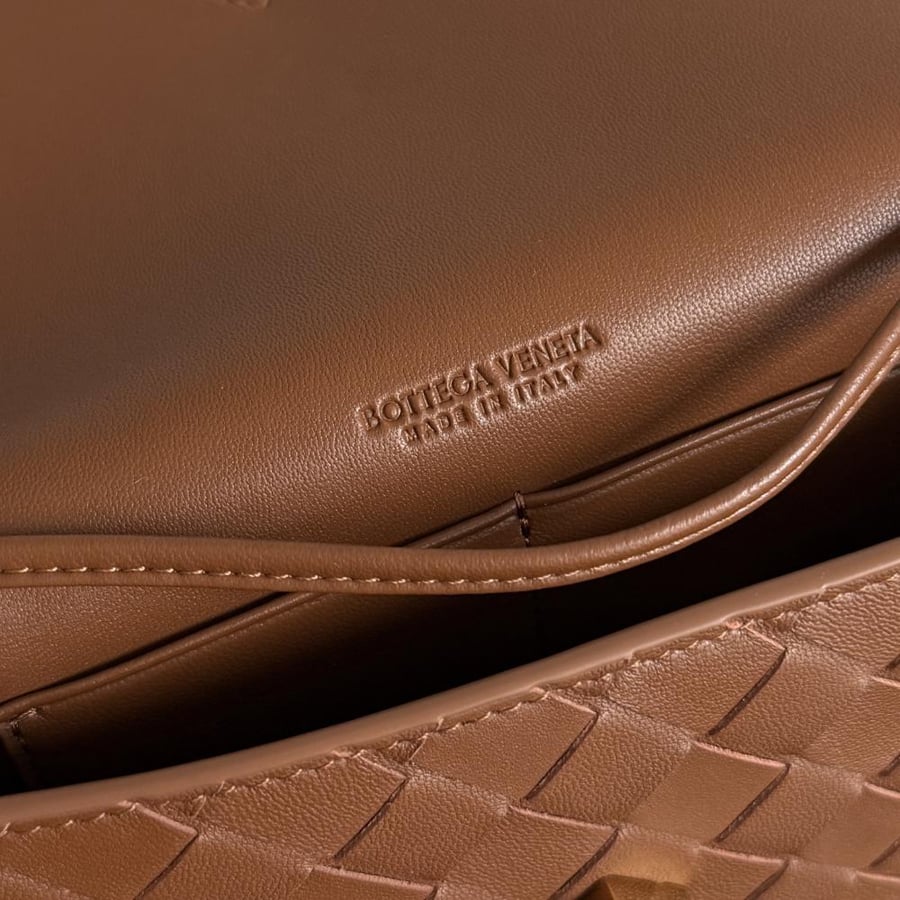 شنطة بوتيغا Andiamo pouch on strap Bottega