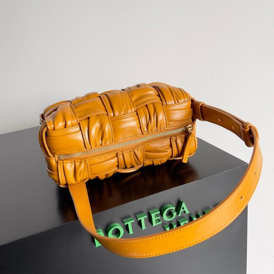 شنطة  بوتيغا Brick Cassette مقاس 25cm