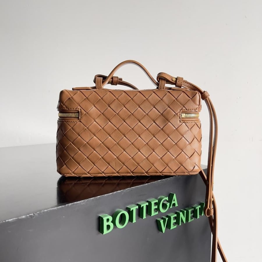 شنطة بوتيغا Bang Bang Vanity