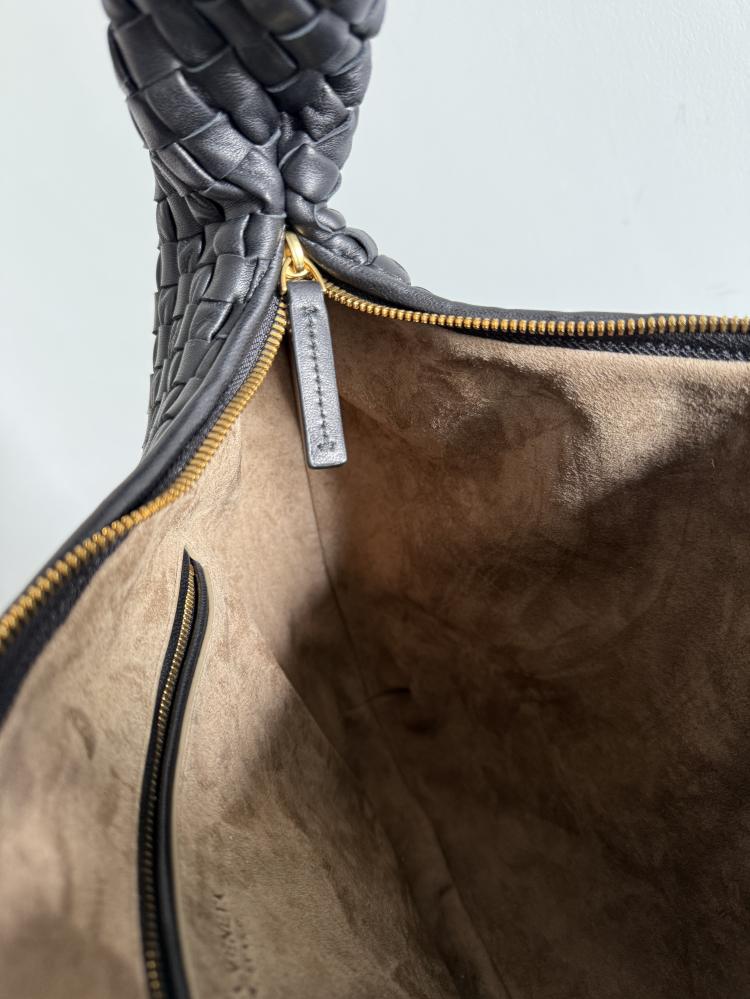 شنطة بوتيغا Medium Bottega