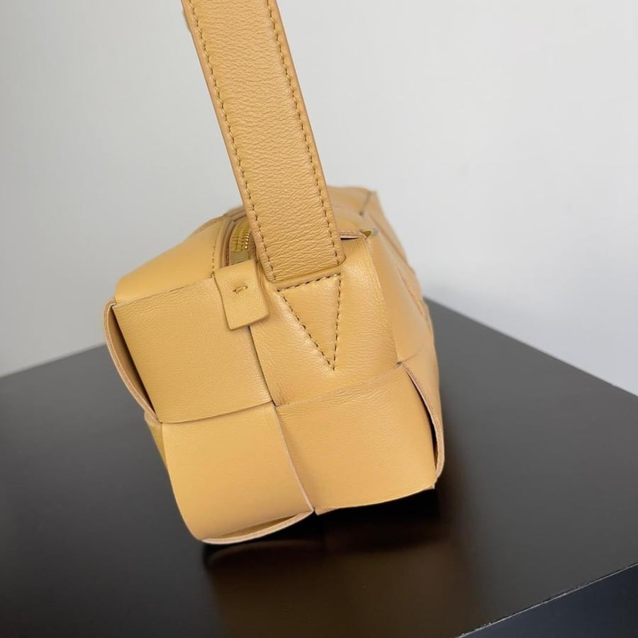 شنطة  بوتيغا Brick Cassette مقاس 23.5cm