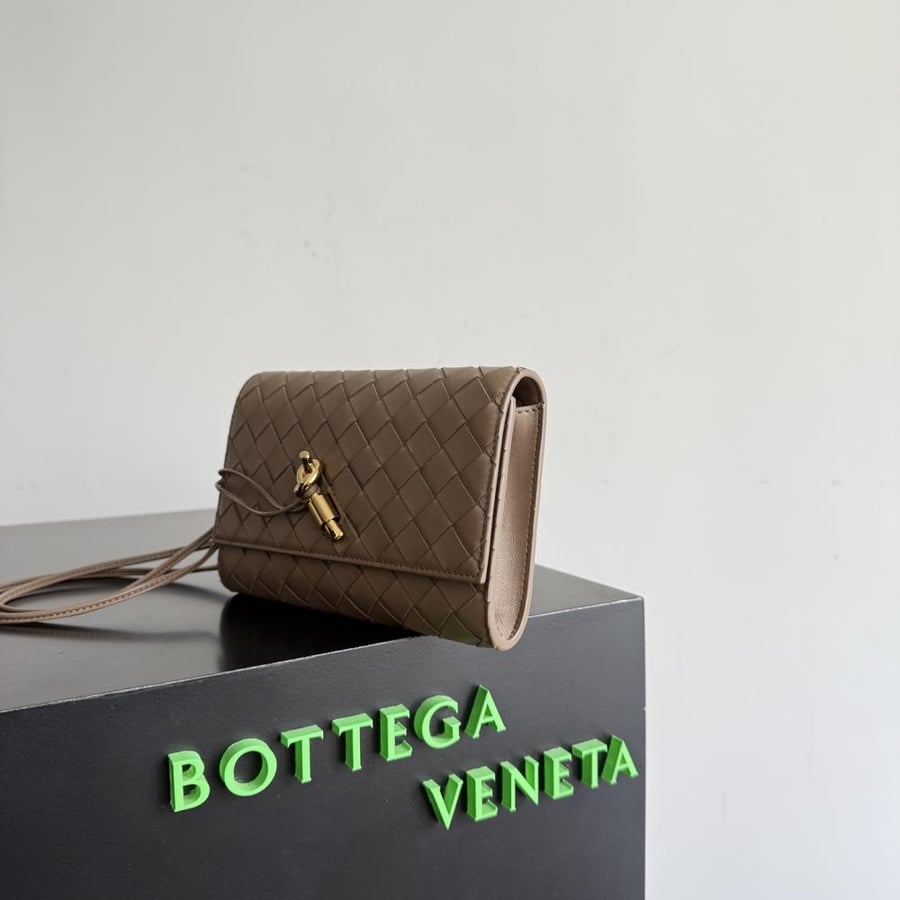 شنطة بوتيغا Andiamo pouch on strap Bottega