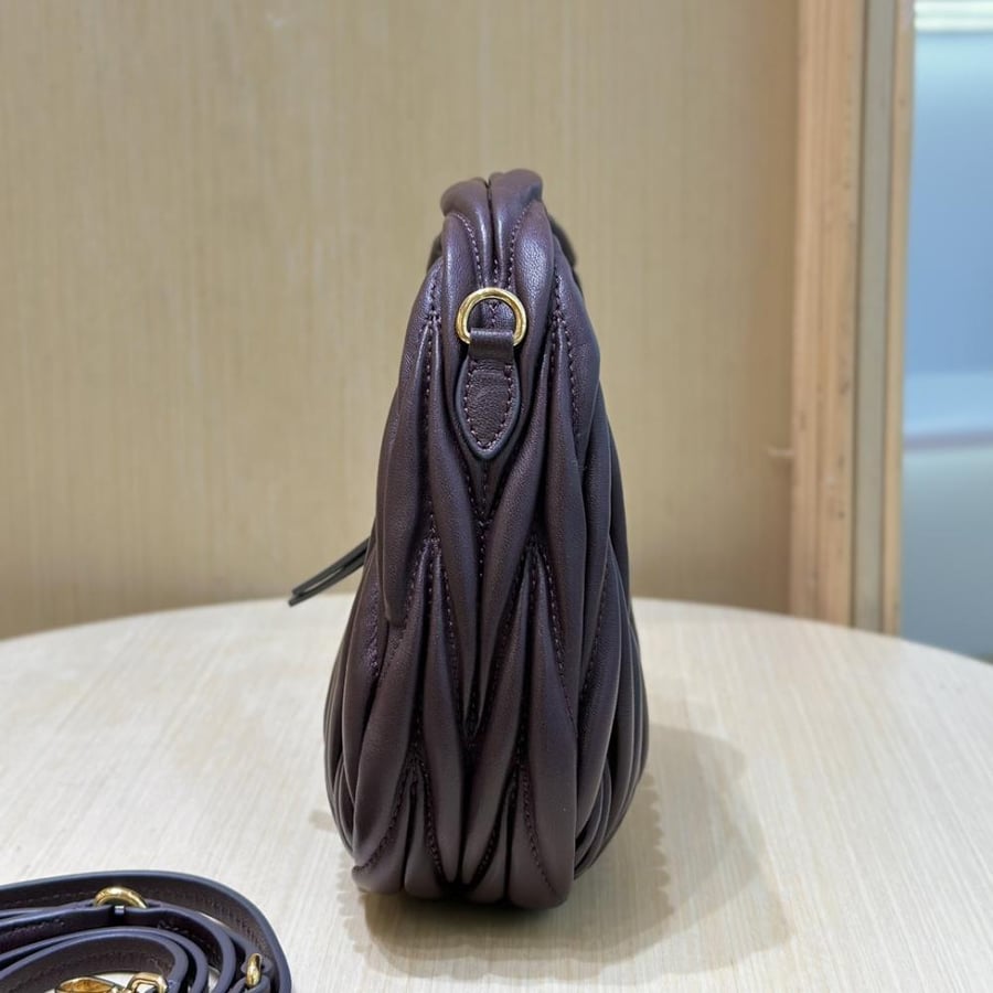 شنطة ميو ميو Mini Hobo Miumiu مقاس 17 cm