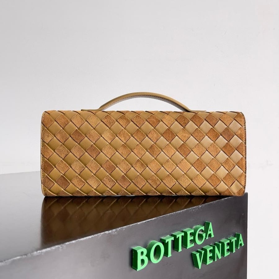 شنطة بوتيغا  Andiamo clutch مقاس 31cm