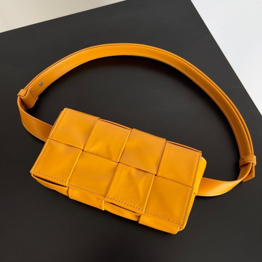 شنطة بوتيغا Mini Cassette مقاس 18cm