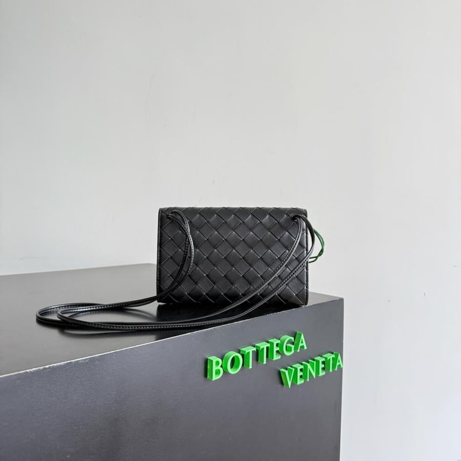 شنطة بوتيغا Andiamo pouch on strap Bottega