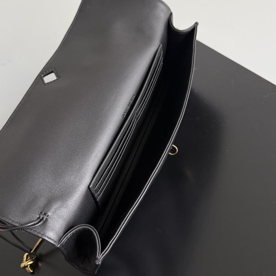 شنطة بوتيغا  Andiamo Clutch