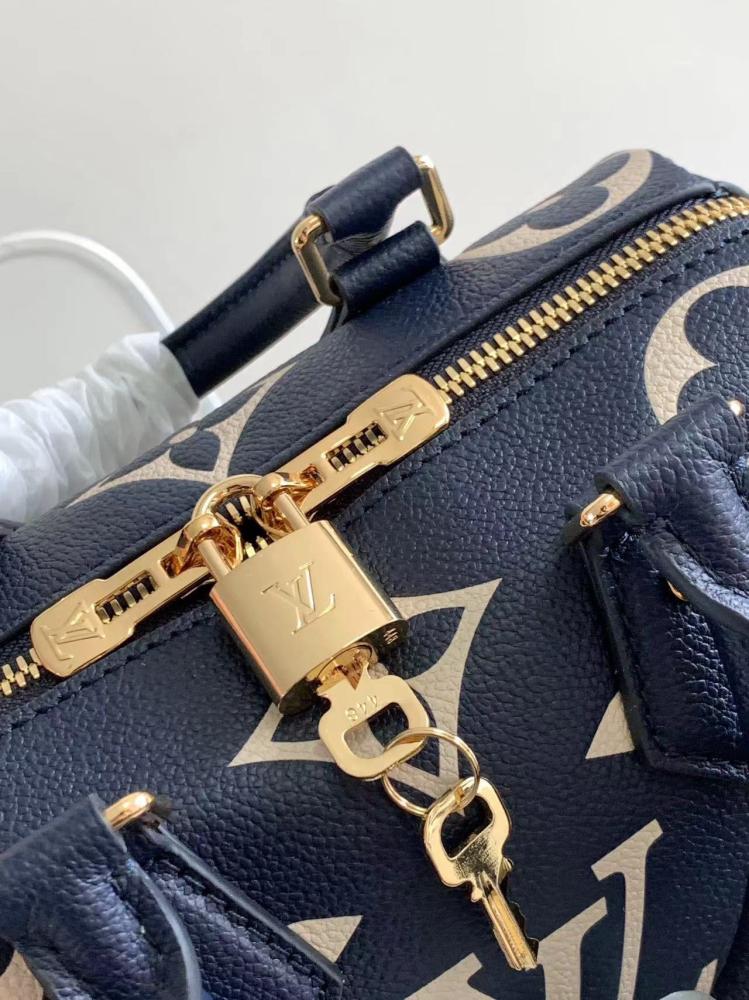 شنطة لويس فيتون Speedy Bandoulière مقاس 20