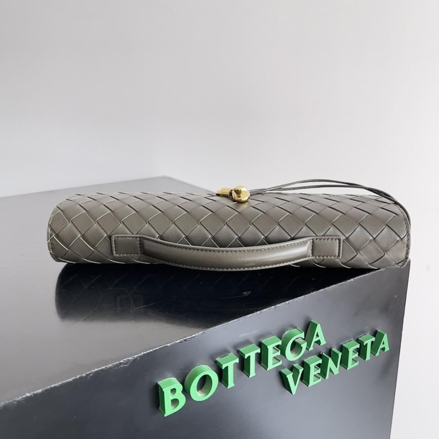 شنطة بوتيغا  Andiamo clutch مقاس 31cm