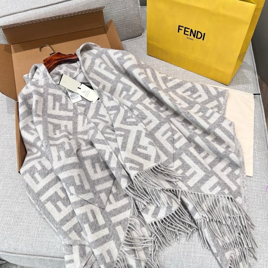 سكارف Fendi