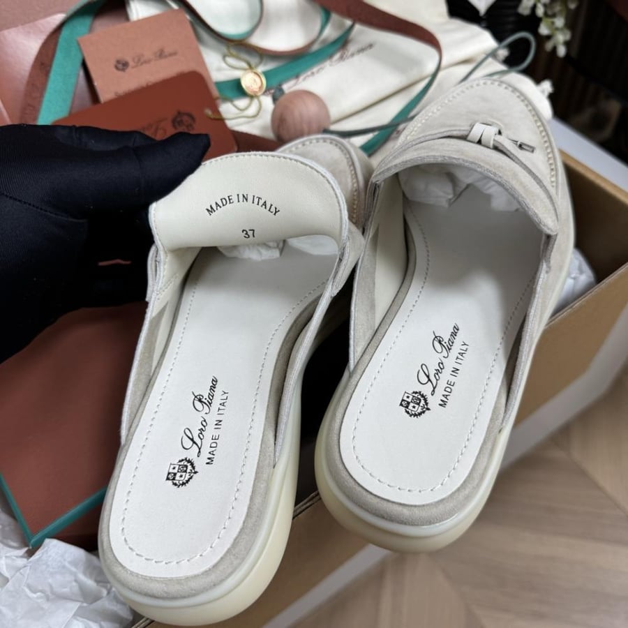 سليبر فلات لورو بيانا Suede charms