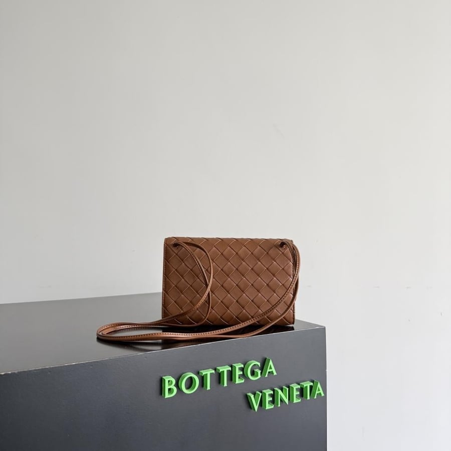 شنطة بوتيغا Andiamo pouch on strap Bottega