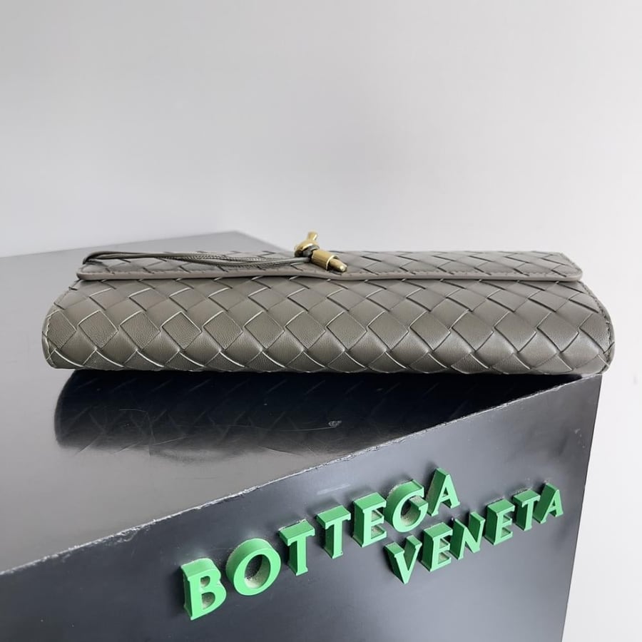 شنطة بوتيغا  Andiamo clutch مقاس 31cm