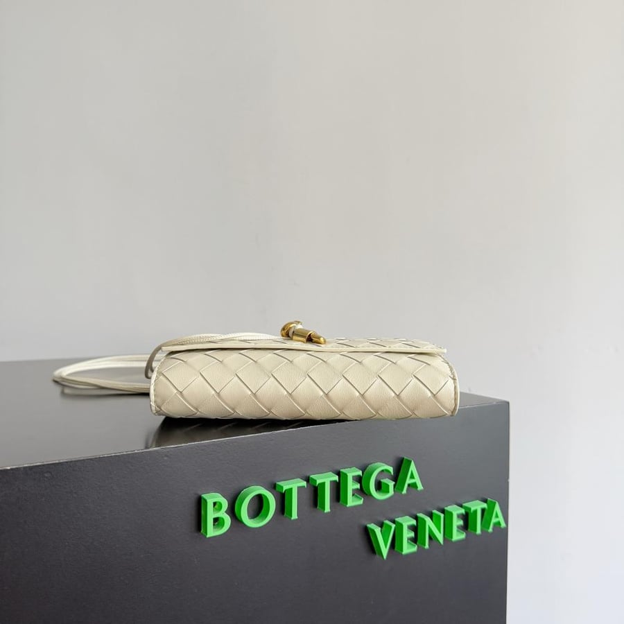 شنطة بوتيغا Andiamo pouch on strap Bottega