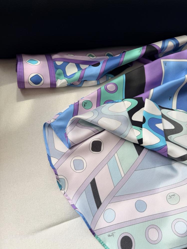 قميص Pucci.