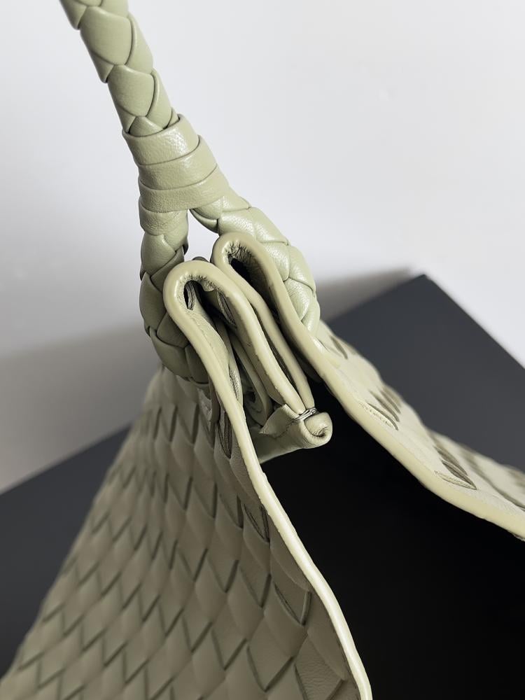 شنطة بوتيغا parachute مقاس 30cm