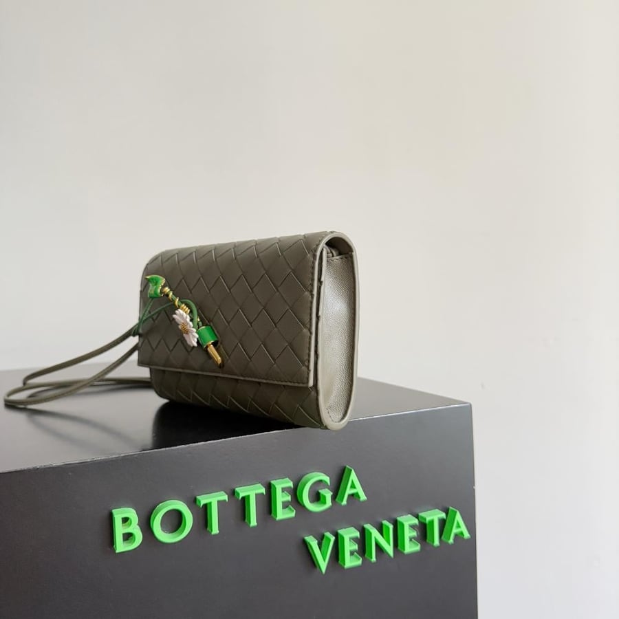 شنطة بوتيغا Andiamo pouch on strap Bottega